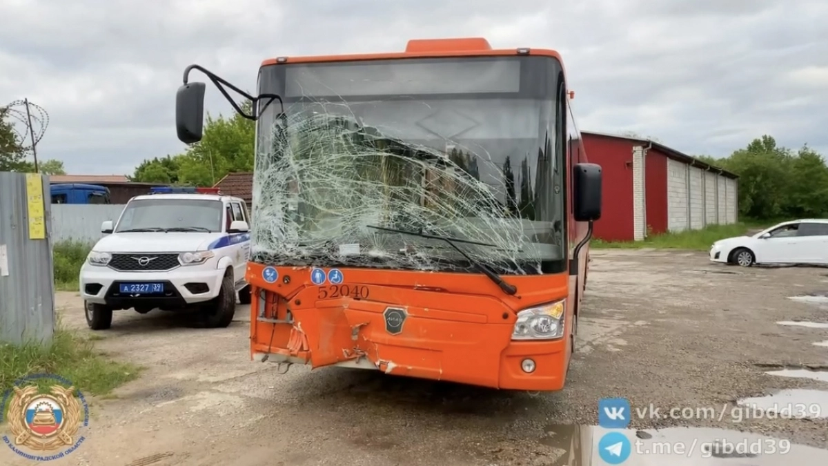 Авария на проспекте Победы: пострадал водитель протаранившего автобус внедорожника в Калининграде
