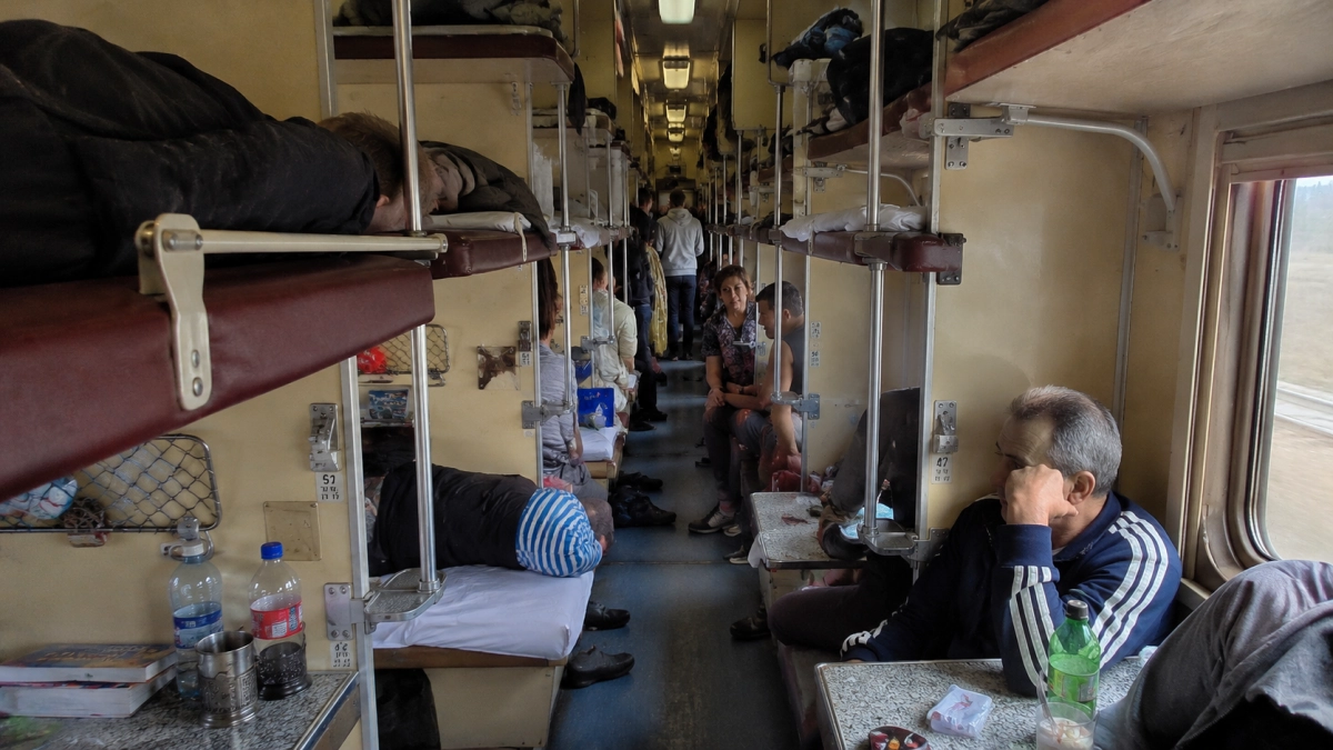 «Драки здесь — дело привычное»: пассажиры назвали один из самых проблемных поездов России