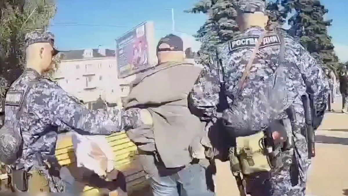 С ножом в руках: на видео попало задержание мужчины в Калининграде, который ходил по площади Победы с холодным оружием
