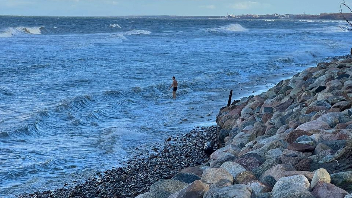 Когда можно купаться в Балтийском море: туристам рассказали, на какой месяц лучше планировать поездку в Калининград