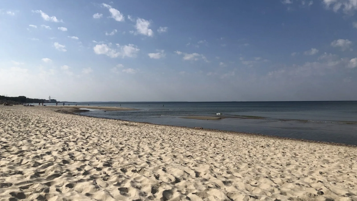 Волны и холодная вода: на каких пляжах региона продлили запрет на вход в море 19 июня 
