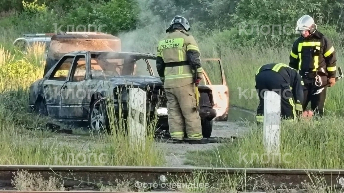 «Думали, рванул газовый баллон»: в Гусеве у железной дороги вспыхнул и полностью сгорел Mercedes