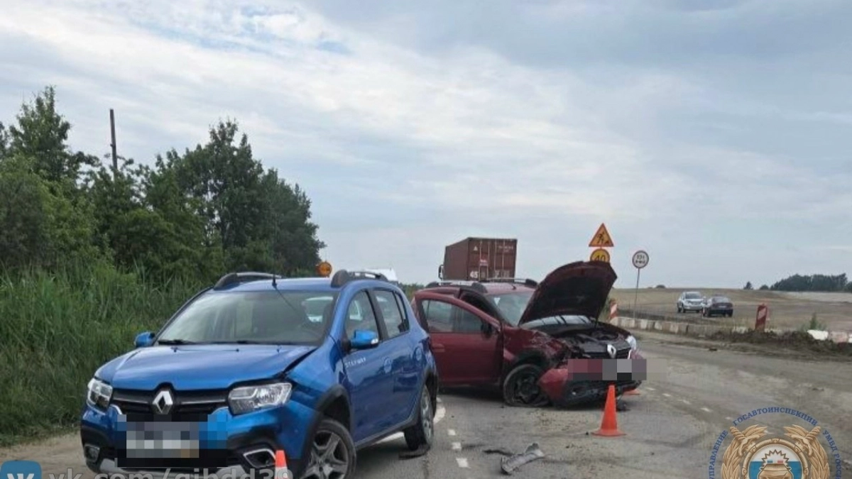 После столкновения с Foton легковушку отбросило в другой Renault: серьезное ДТП в Калининграде