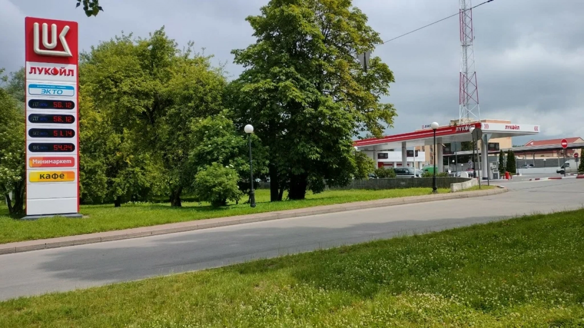 Отстоять очередь за деньги: в Калининграде предлагают услугу по заправке авто за 1000 рублей в час