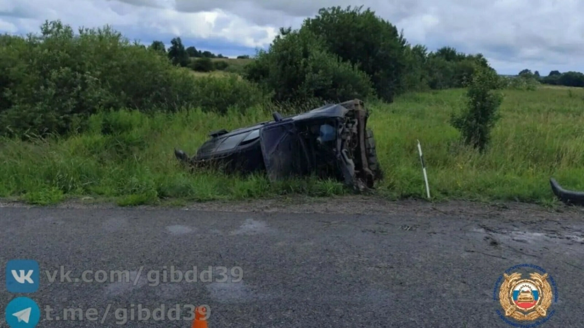 Поездка закончилась больницей: под Багратионовском автомобиль съехал с дороги и опрокинулся в кювет