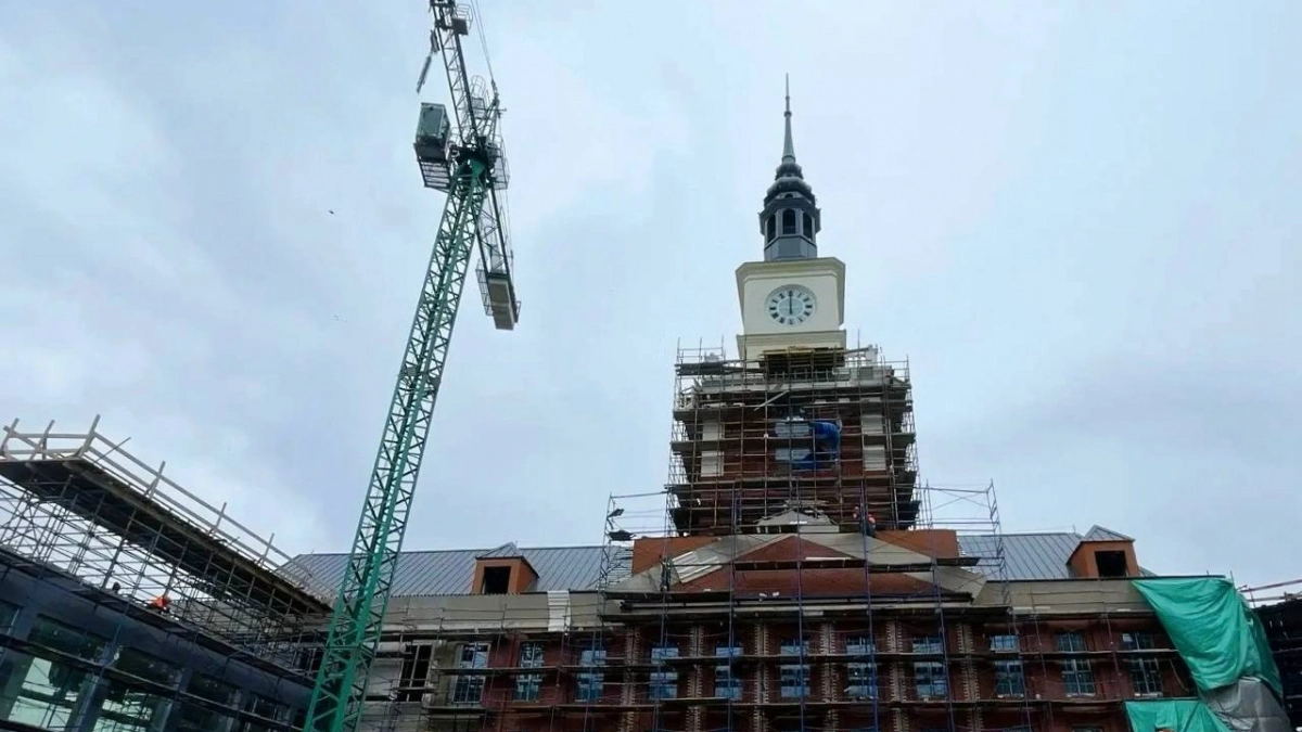 Три метра в диаметре и четыре стороны света: на башне нового кампуса БФУ появились часы с современной подсветкой