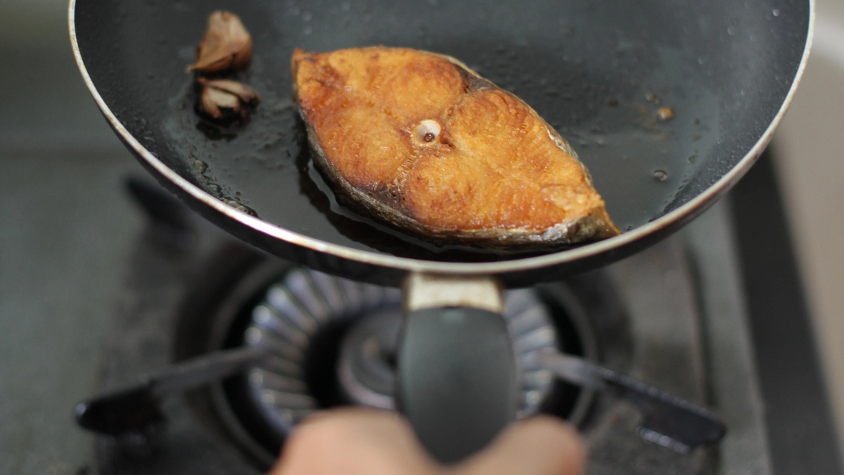 После жарки рыбы и мяса кухня воняет часами? Эксперт назвала простой способ убрать жир и запах за несколько минут