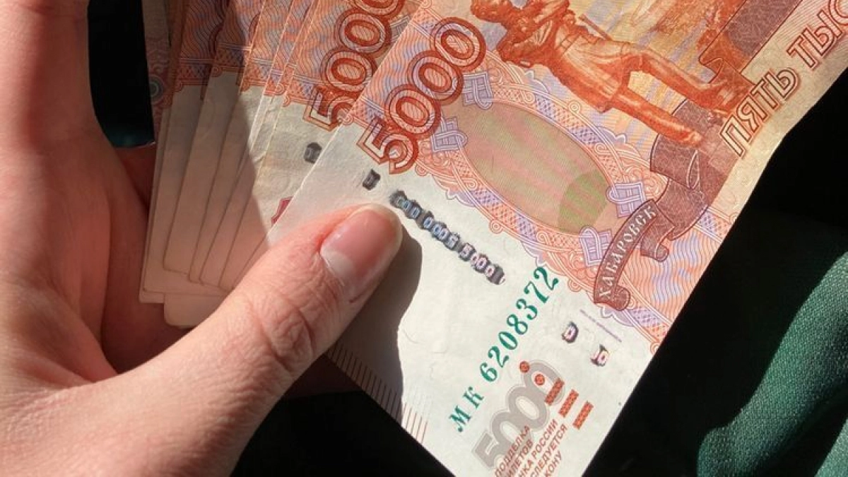 Сценарий от «Госуслуг»: пенсионерка лично вынесла мошеннику 2,1 млн рублей в Калининграде
