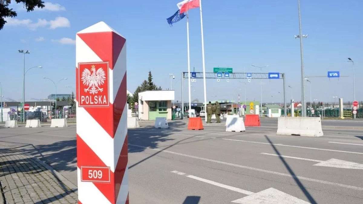 Автобусы летят, машины стоят: почему на польской границе автомобилисты застряли в 14-часовых очередях  