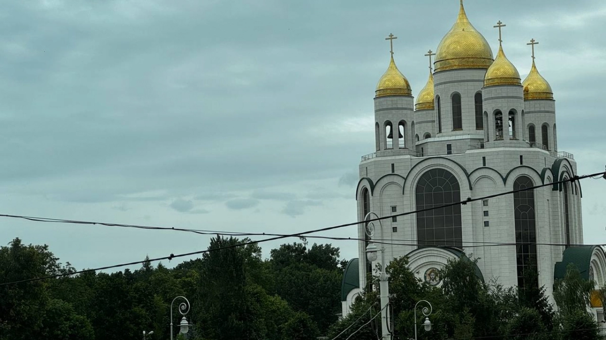 «Придется потерпеть»: власти Калининграда объяснили, почему пешеходам увеличили ожидание на светофорах на площади Победы