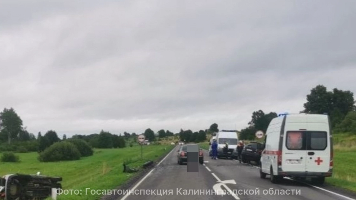 За десять минут на одной трассе произошли две серьезные аварии: один водитель погиб, еще трое пострадали