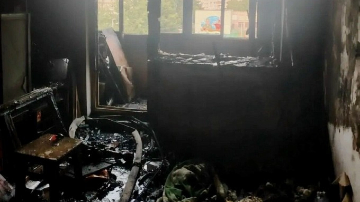 Диван, лоджия и дым: в микрорайоне Прибрежный пожарные спасли из пожара 8 человек и 2 животных  