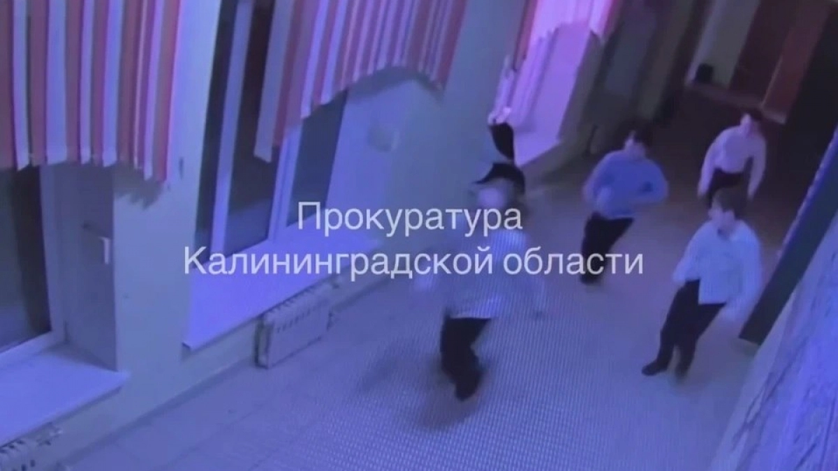 Упал на перемене: прокуратура требует от школы Зеленоградска 106 тысяч рублей за перелом руки у ученика