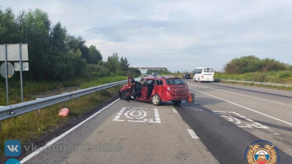 На трассе под Гурьевском легковушка врезалась в служебный автобус: пострадала 43-летняя водитель