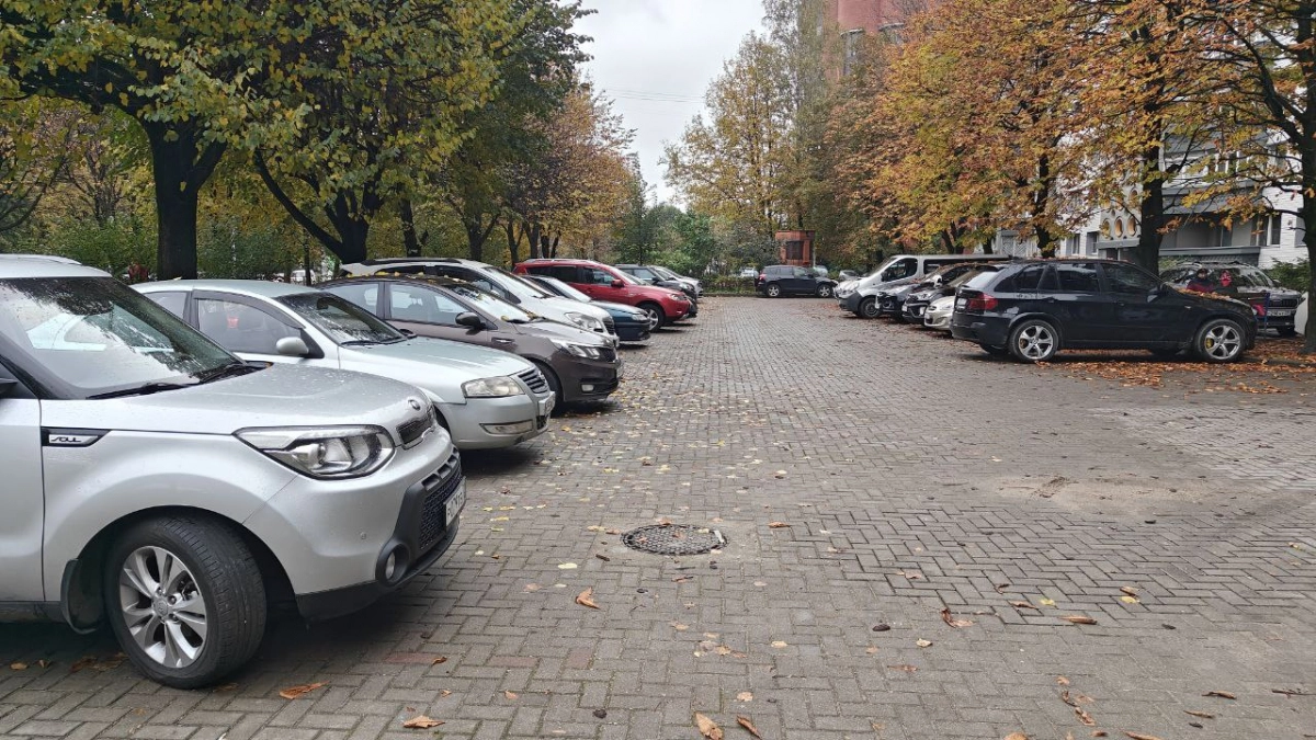     Спор из-за парковочного места закончился дракой: в центре Калининграда мужчина столкнул соседку с лестницы