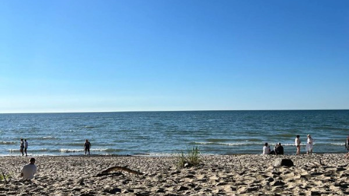 Море прогрелось до +20 °C, но купаться можно не везде: что происходит на пляжах под Калининградом