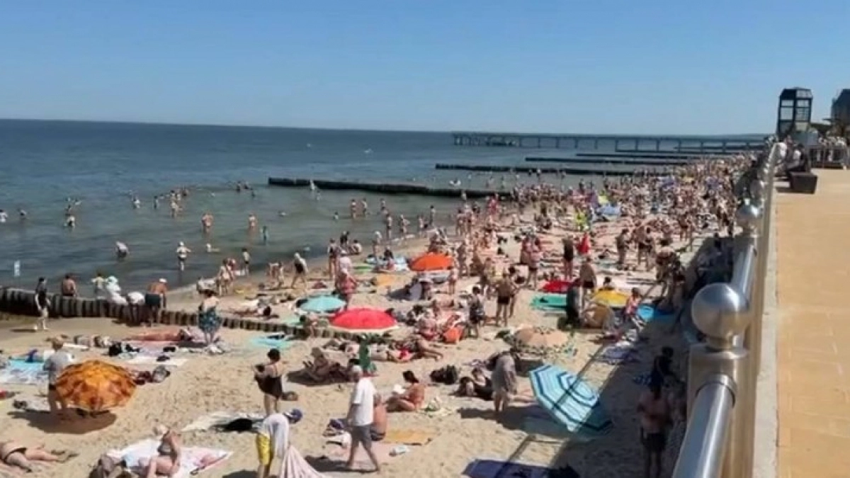 «Хотя бы футболку наденьте»: в Зеленоградске придумали, как бороться с полураздетыми туристами