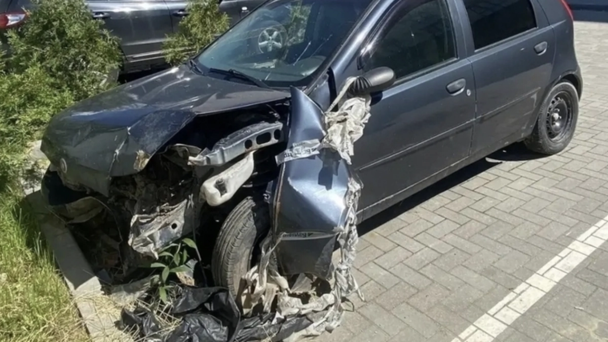 Стоят без дела и мешают городу: в Калининграде начали избавляться от десятков брошенных автомобилей