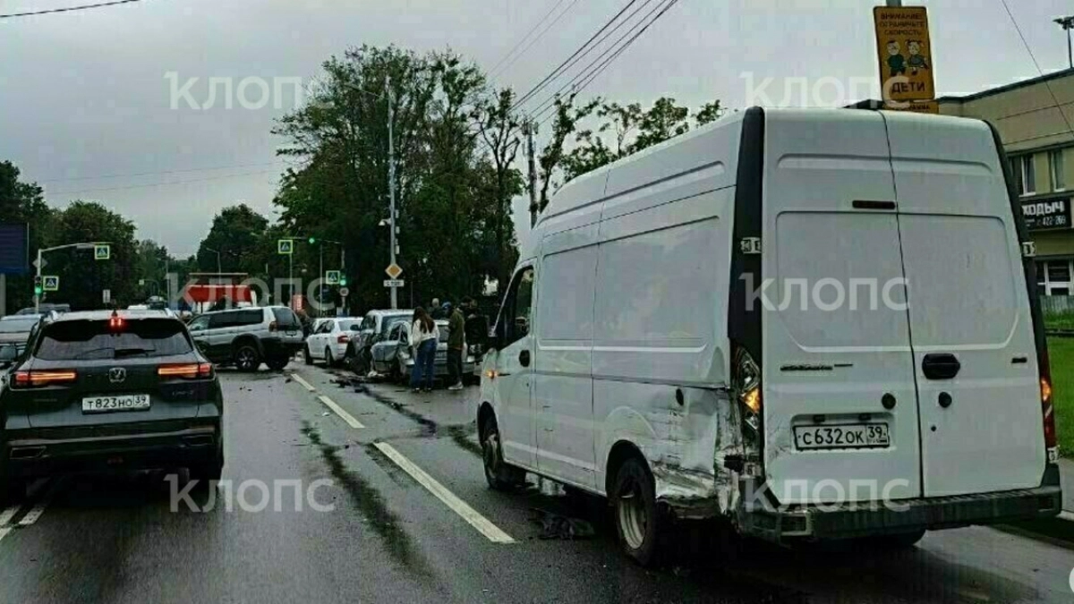 Сразу пять машин попали в ДТП на Александра Невского: в обе стороны растянулась километровая пробка