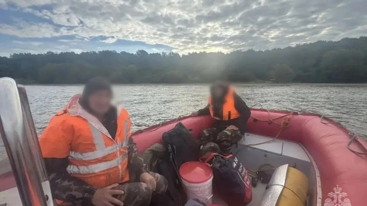 Лодку унесло, а они остались на острове: в Калининградском заливе спасли двух рыбаков
