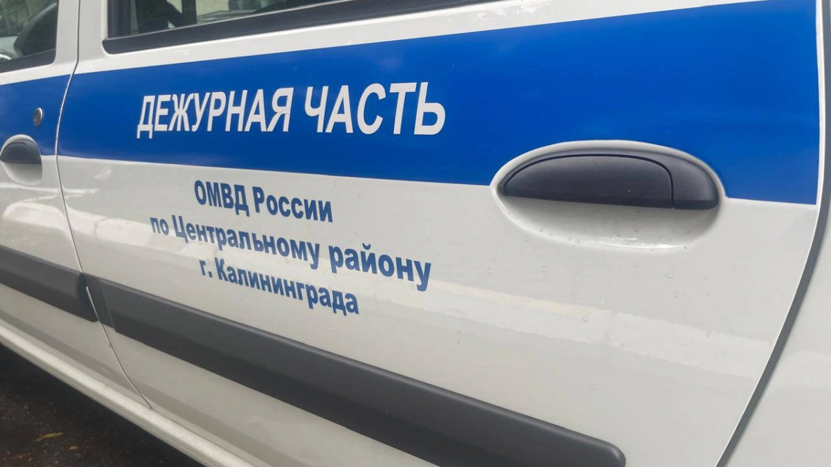 С ноги вынес дверь кабинета: в Черняховске рабочий избил начальника и выбил дверь