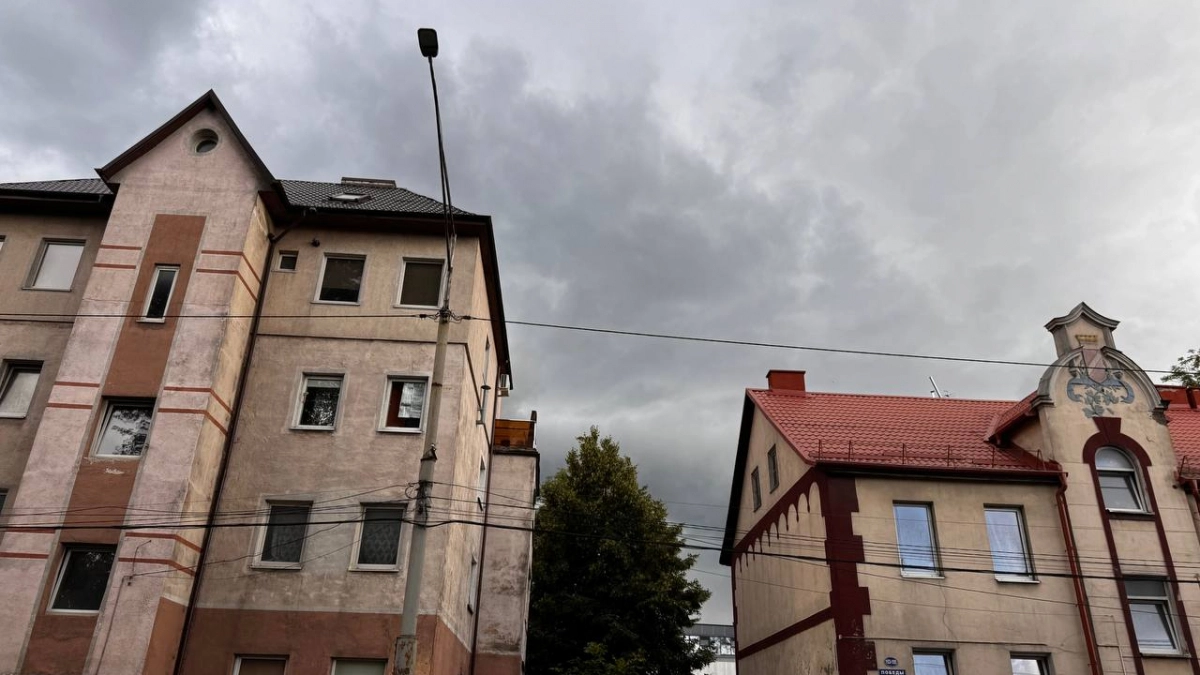 «Приехали и воняете»: жительница Калининграда пожаловалась на неадекватное поведение соседки под окнами