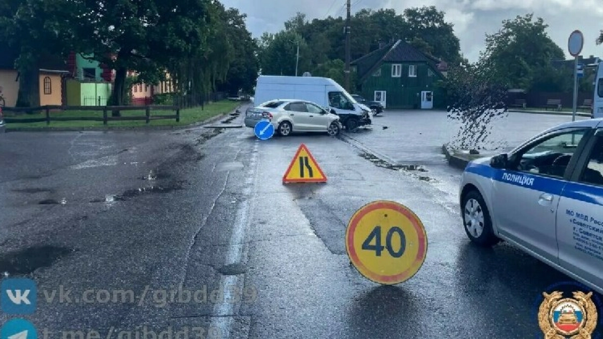 Двоих увезли в больницу: в Славске водитель Ford не пропустил Volkswagen и устроил ДТП