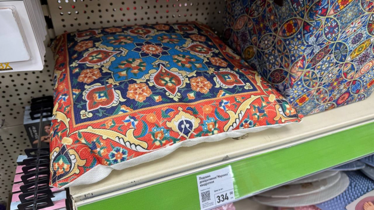 Отстояла очередь в Fix Price за марокканскими подушками, но стелю их не на стулья: вот что мастерю за полчаса