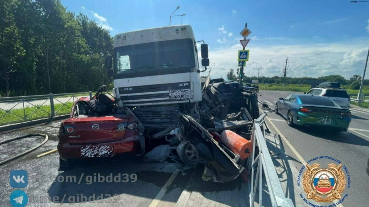 Снёс четыре авто на перекрёстке: в Калининграде на водителя грузовика завели уголовное дело