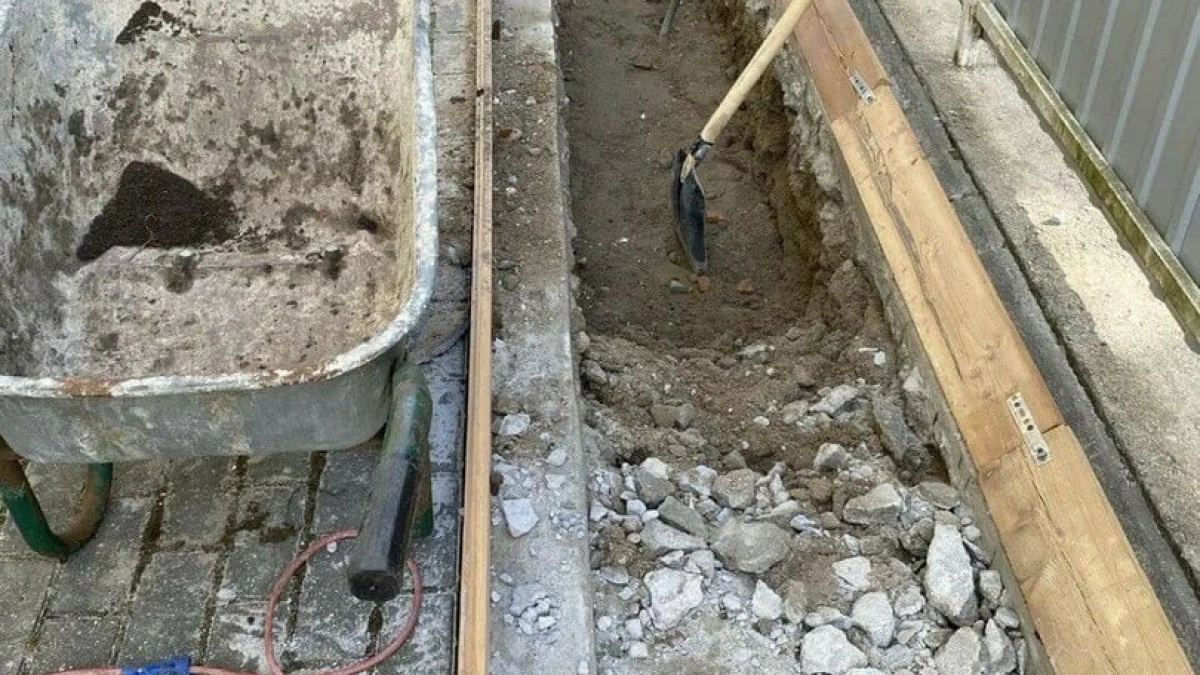 Сеет газон вместо отдыха: калининградке закрыли выезд из страны из-за плохого озеленения участка, подробности  