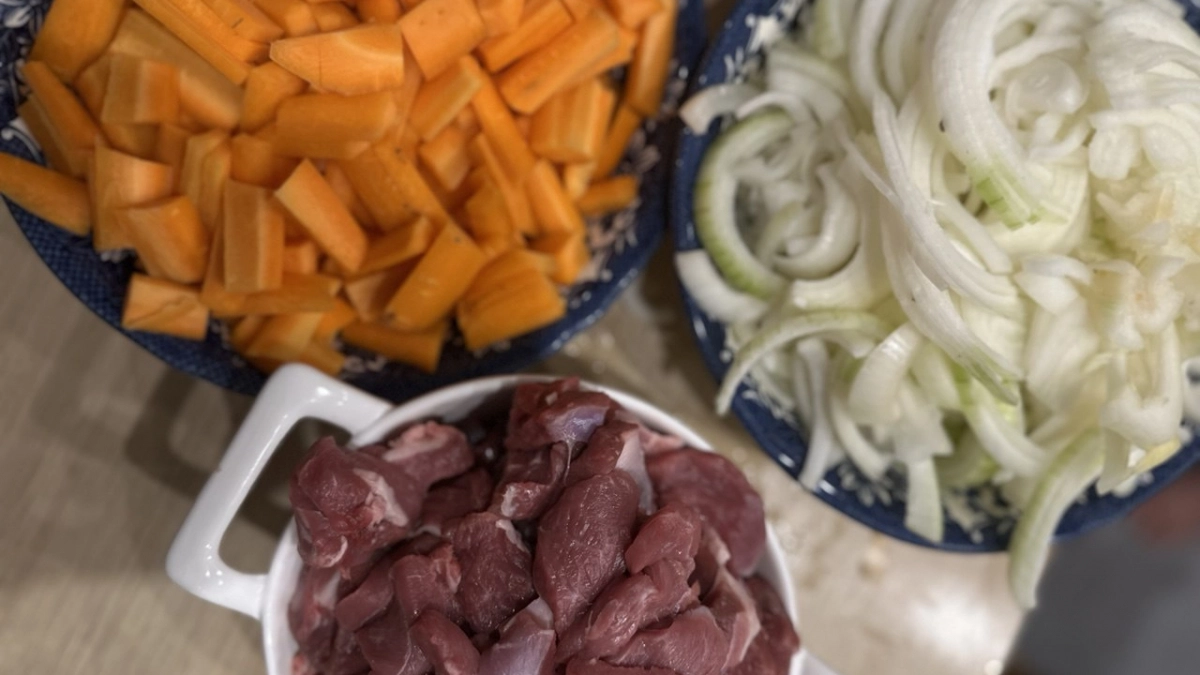 Лук, мясо или морковь? Что первым бросать в казан для плова: ошибка на старте портит весь вкус