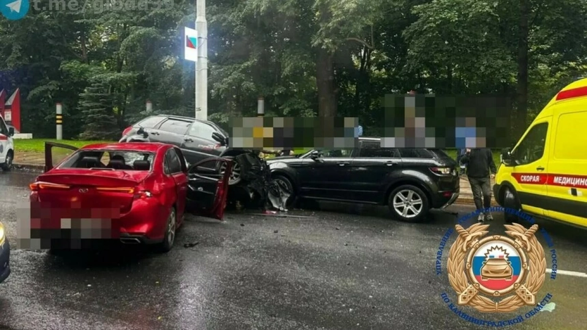 Юный водитель и опасная колея: что известно о ДТП в центре Калининграда на Гвардейском 