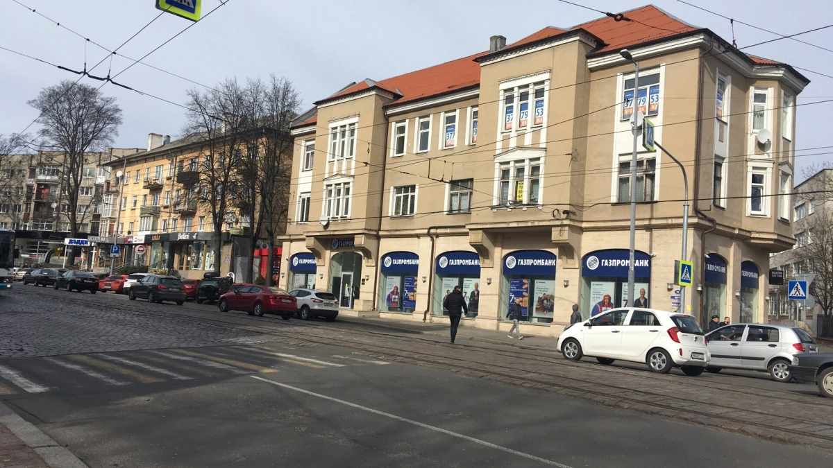 Безопасность пешеходов на первом месте: на перекрёстке Мира и Карла Маркса изменили работу светофора в Калининграде