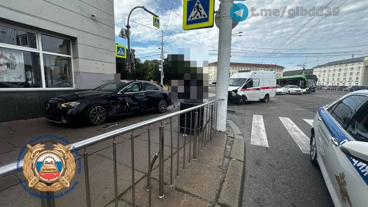 «Мерседес» протаранил скорую у мэрии: в центре Калининграда пострадал фельдшер
