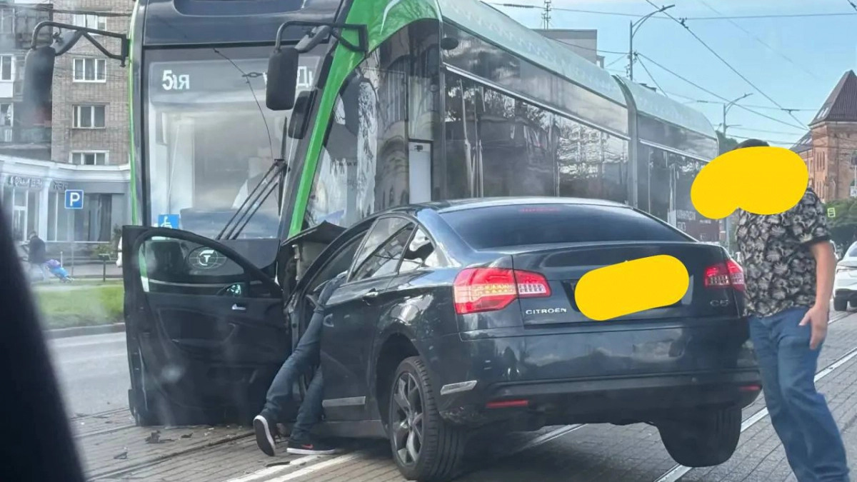 Центр города встал: в Калининграде ДТП на Черняховского нарушило движение трамваев №3 и №5