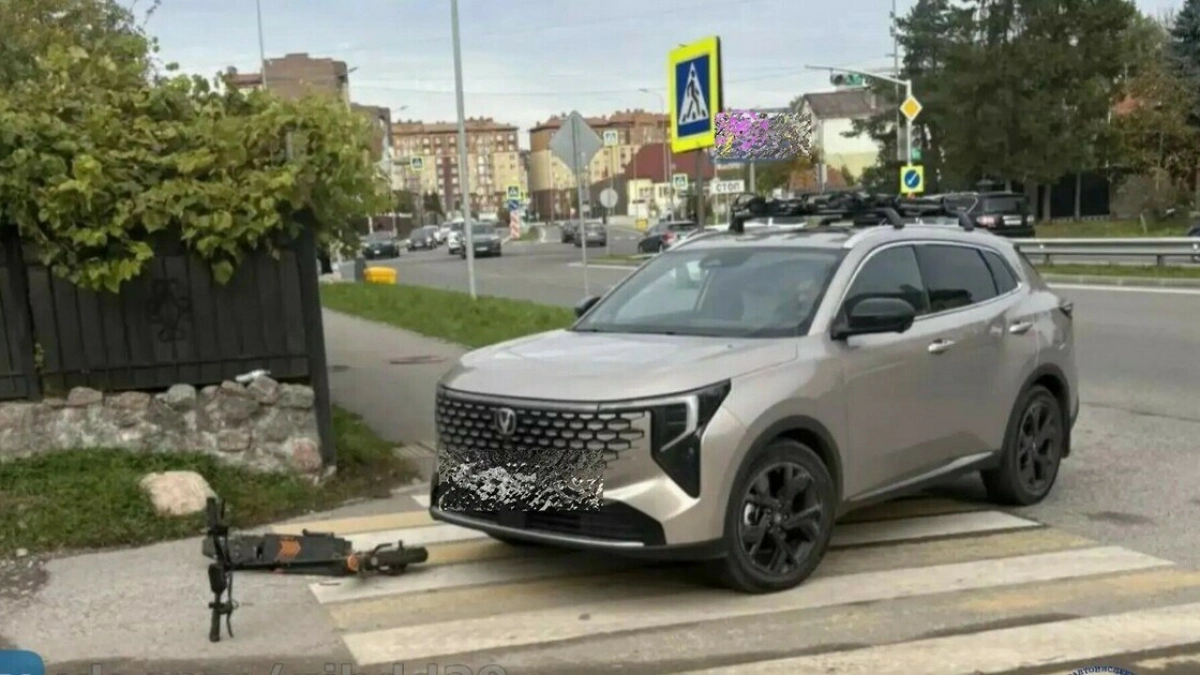 Поездка закончилась в больнице: на Полевой в Калининграде автомобиль столкнулся с самокатом