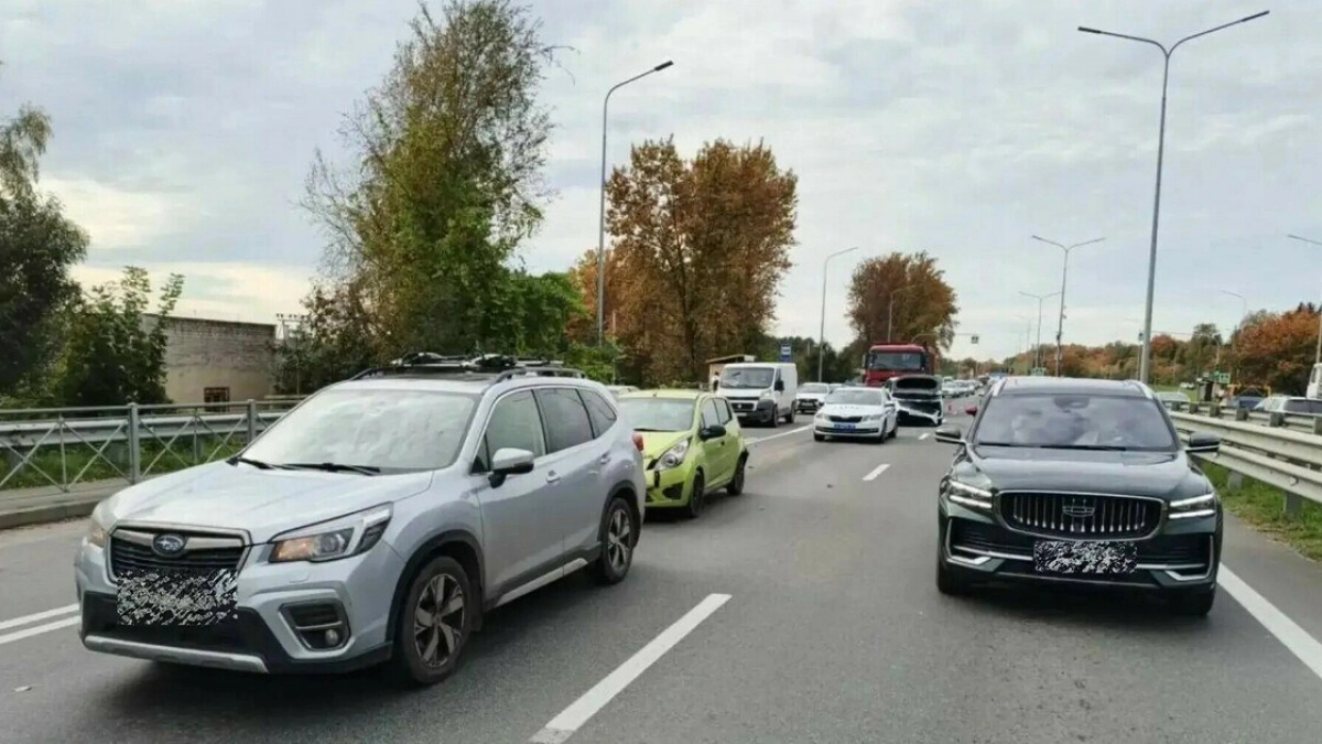 Четыре машины столкнулись на Московском проспекте в Калининграде: пассажира одной из них увезли в больницу