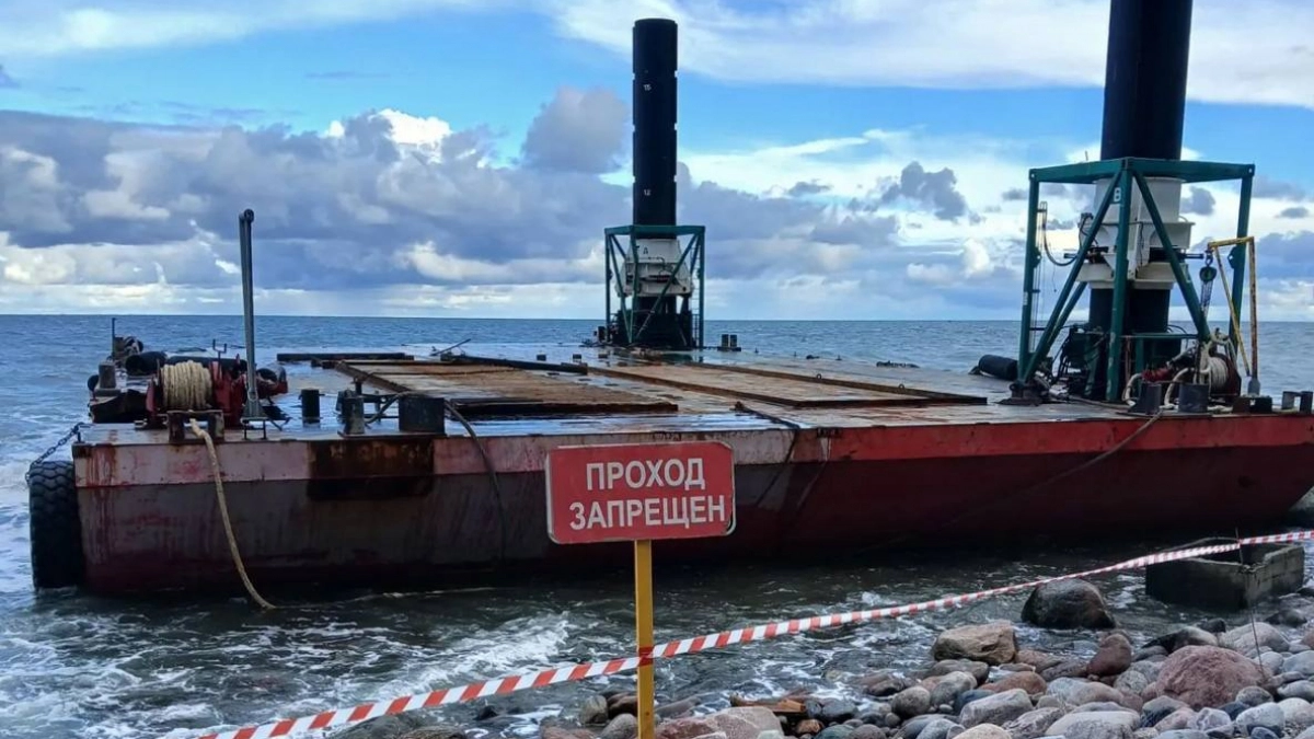 Шторм оторвал палубу и надстройки: почему власти запрещают приближаться к платформе на берегу Рыбного