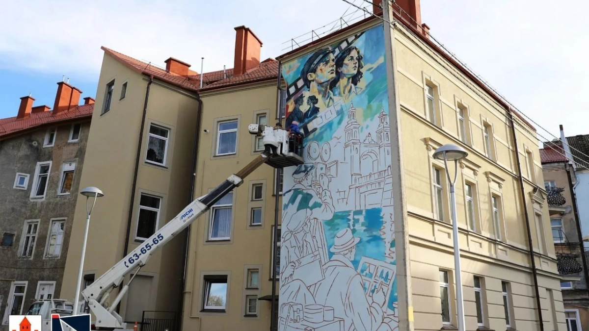 Старинный дом в Советске превратят в киноплощадку на картине: что рисуют на фасаде здания 1884 года