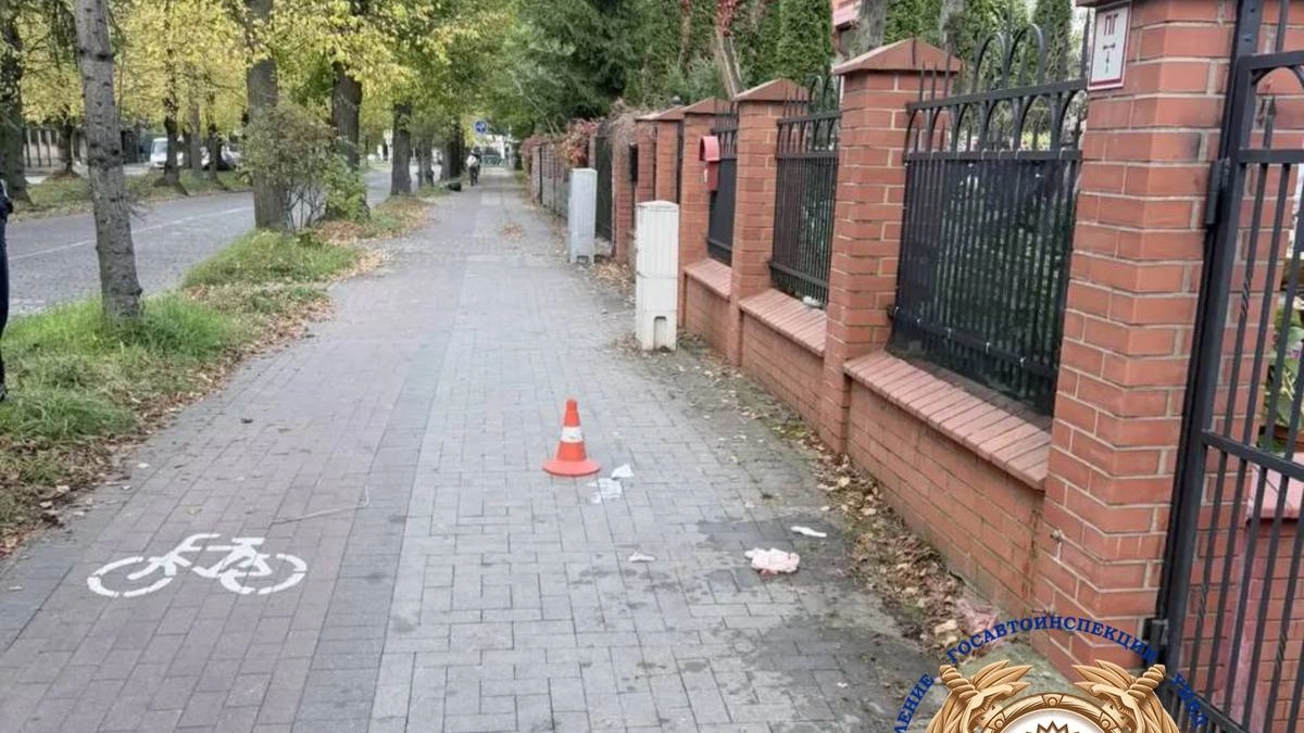 Не успела уйти с дороги? В Калининграде 13-летний ребёнок на СИМ сбил женщину прямо на тротуаре