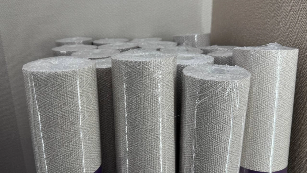 Не обои и не декоративный кирпич: стены становятся похожи на мятую бумагу — дизайнерский эффект без пёстрого рисунка
