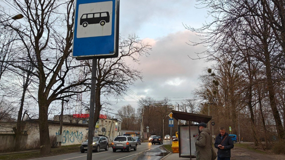 Полтора часа на остановке: жители Калининграда пожаловались на перебои с автобусами