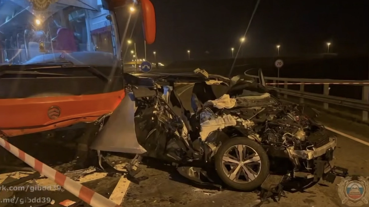 23 октября автобус врезался в легковушку на Приморском кольце: два человека пострадали, одного увезли в больницу