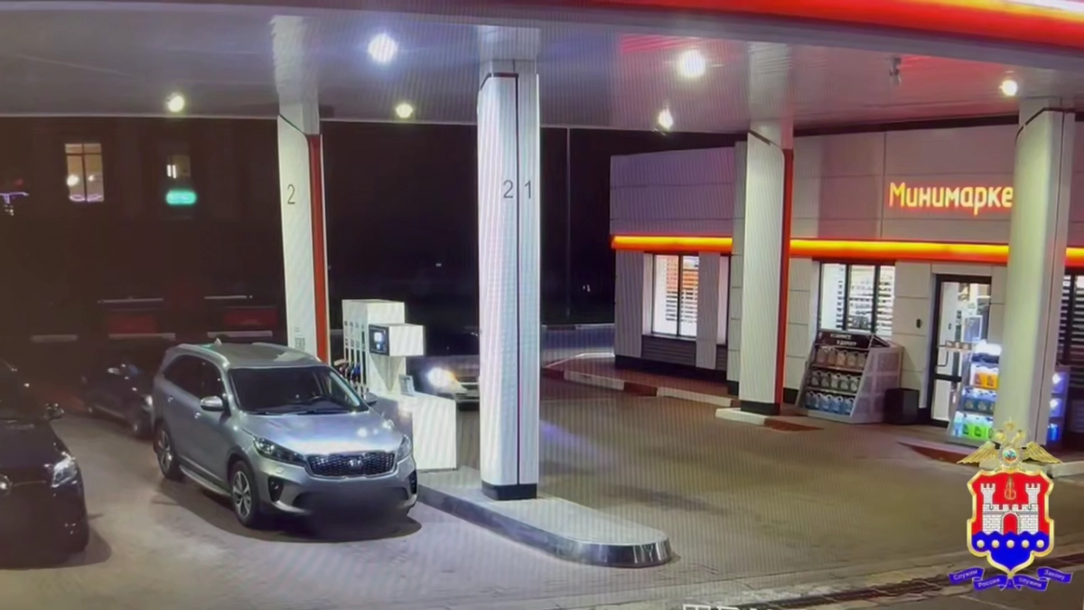 Полицейский спас женщину после наезда автомобиля на АЗС в Калининграде