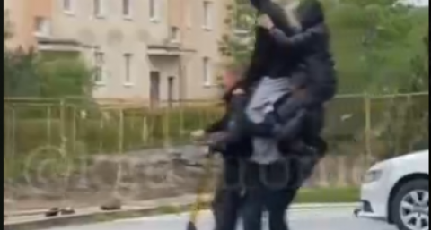 Цирк уехал, а клоуны остались: подростки в Калининграде устроили опасное шоу на электросамокате