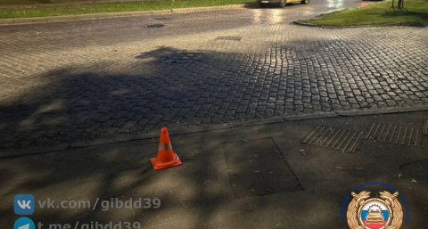 В Калининграде водитель электросамоката сбил женщину на тротуаре и скрылся с места происшествия