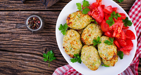 Без масла и хлопот: 600 г фарша и 40 г кукурузной муки — котлеты тают во рту, а семья просит добавки