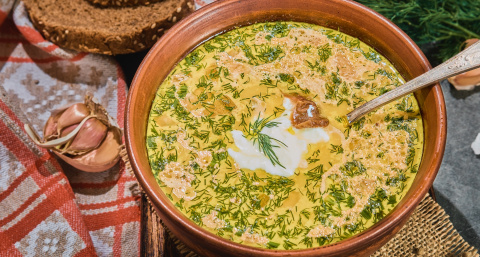 Самый вкусный и быстрый летний суп за 30 минут: рецепт с молодой зеленью и ароматной копченостью