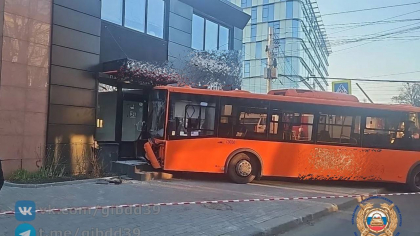 В центре Калининграда автобус протаранил здание: что произошло на дороге